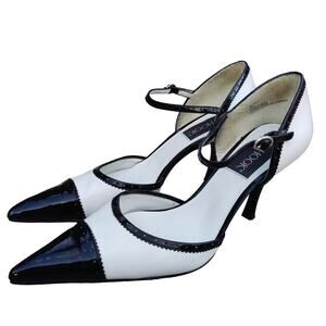 Vintage Black and white Cap toe Pointed toe Pumps sz 9
